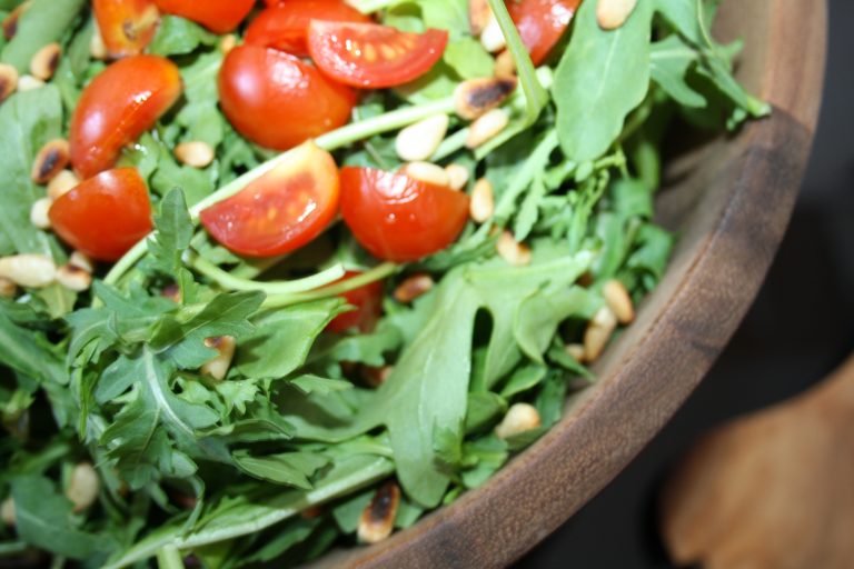 Rucola -Tomaten - Salat mit Pinienkernen | Oh My Blog